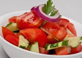 Salată de roșii și castraveți – 200 g