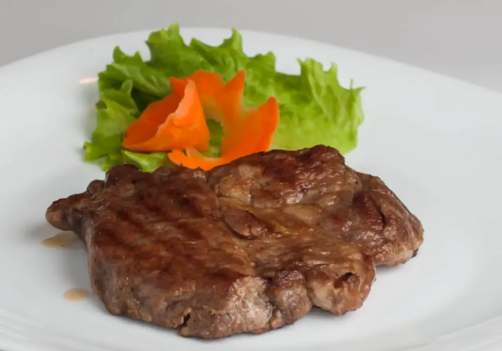 M Ceafă de porc la grătar cu garnitură – 160/200 g